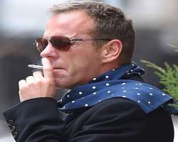 Kiefer Sutherland smoking